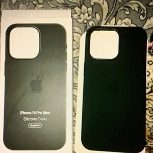 Apple iPhone 15 Pro Max MagSafe Silicone Case - Black